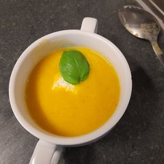 A picture of Warming daikon and carrot soup.