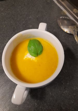 A picture of Warming daikon and carrot soup.