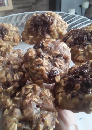 Una foto de Galletas🍪 de plátano🍌/banano con avena🌾 y chocolate🍫.