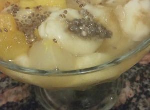 Una foto de Ensalada de frutas vegan con chía y almíbar
