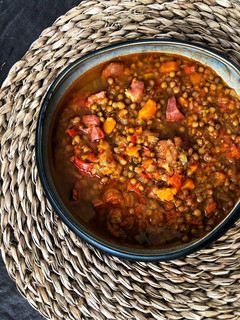 Una foto de Lentejas estofadas en olla de hierro cocotte