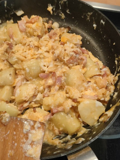 Una foto de Revuelto de patatas con bacon a lo pobre