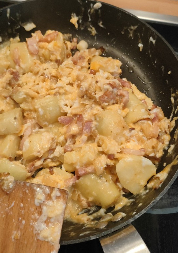 Una foto de Revuelto de patatas con bacon a lo pobre