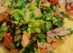Una foto de Atún a la Mexicana: Frescura y Sabor en Cada Bocado