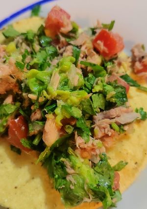 Una foto de Atún a la Mexicana: Frescura y Sabor en Cada Bocado