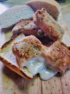 Una foto de Jamón y queso a la milanesa