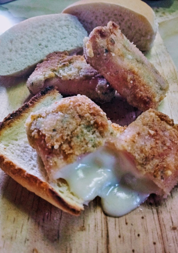 Una foto de Jamón y queso a la milanesa