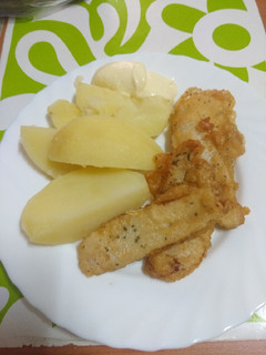 Una foto de Churros de pescado con papas cocidas y mayonesa