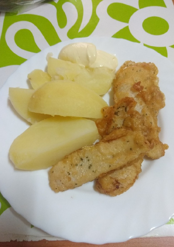 Una foto de Churros de pescado con papas cocidas y mayonesa