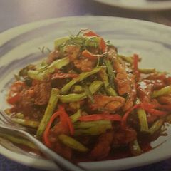 A picture of Stir-Fried pork and long beans with red curry paste.