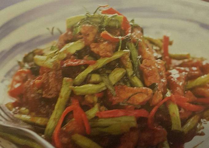 Stir-Fried pork and long beans with red curry paste recipe main photo