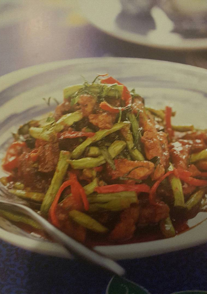 A picture of Stir-Fried pork and long beans with red curry paste.