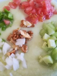 Una foto de Crema de calabacín fría vegana
