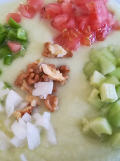 Una foto de Crema de calabacín fría vegana