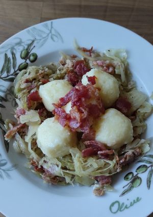 Krumpligombóc szalonnás káposztával recept fotója