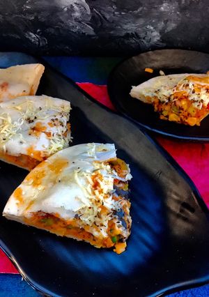 ઉલટા પીઝા (Ulta Pizza Recipe In Gujarati) રેસીપી મુખ્ય ફોટો