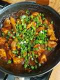 Pierna de cerdo picada, dulce con cebollín