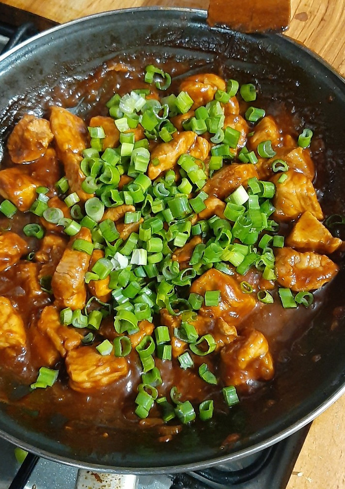 Una foto de Pierna de cerdo picada, dulce con cebollín