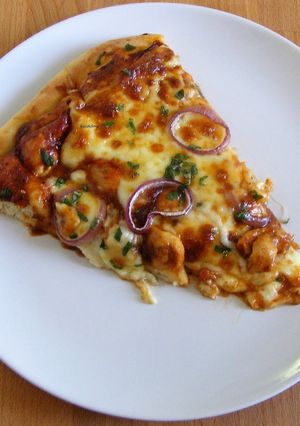 BBQ csirkés pizza (vastag tésztás) recept fotója