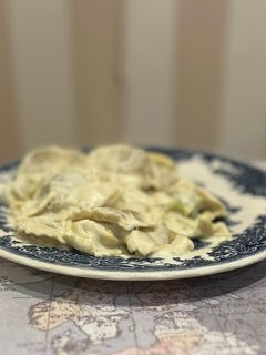 Una foto de Ravioli con salsa de crema de parmesano