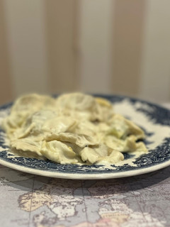 Una foto de Ravioli con salsa de crema de parmesano