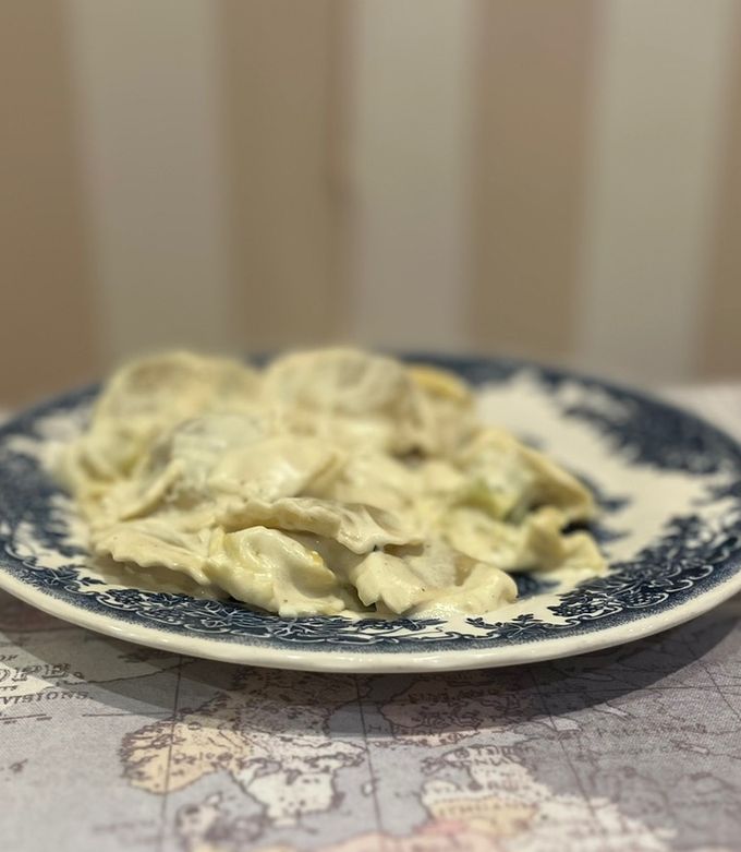 Foto principal de Ravioli con salsa de crema de parmesano