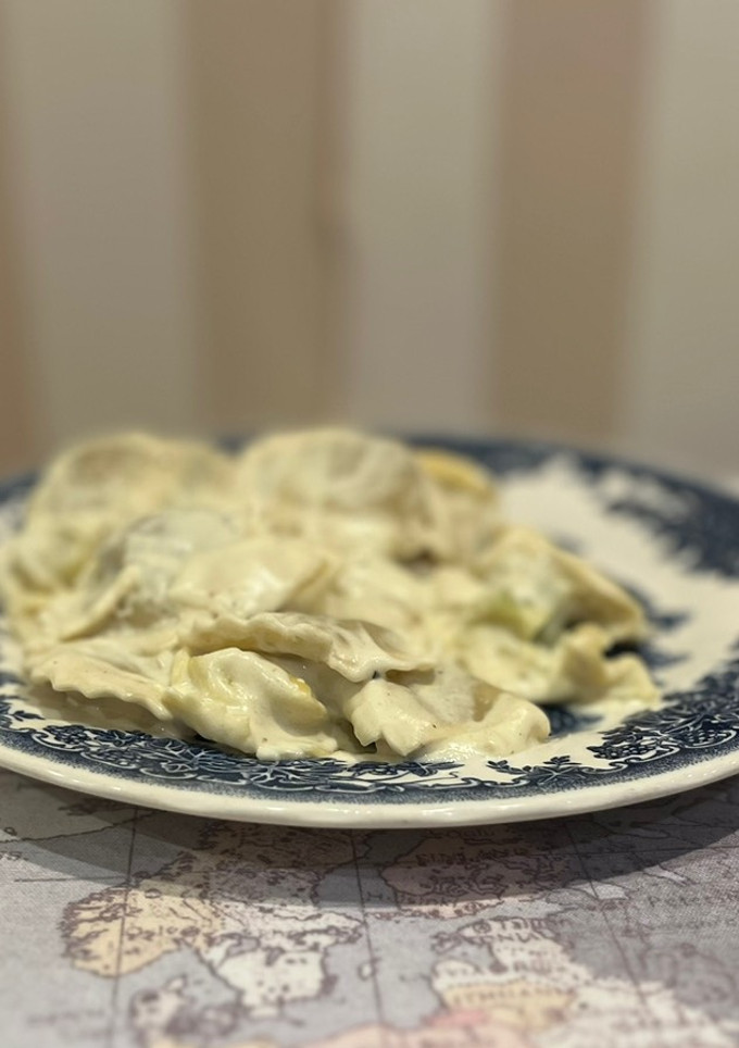 Una foto de Ravioli con salsa de crema de parmesano