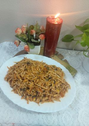 A picture of Chicken schezwan udon noodles.