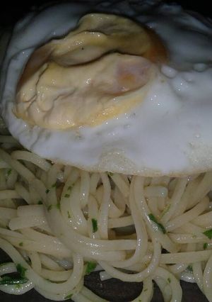 Una foto de Fideos al pesto con huevo frito