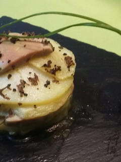 Una foto de Milhoja de patata, foie y trufa