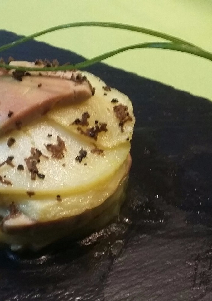 Una foto de Milhoja de patata, foie y trufa