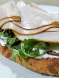 Tosta ligera de rúcula, Skyr y pavo