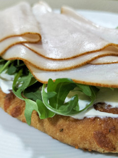 Una foto de Tosta ligera de rúcula, Skyr y pavo