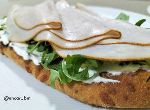 Una foto de Tosta ligera de rúcula, Skyr y pavo
