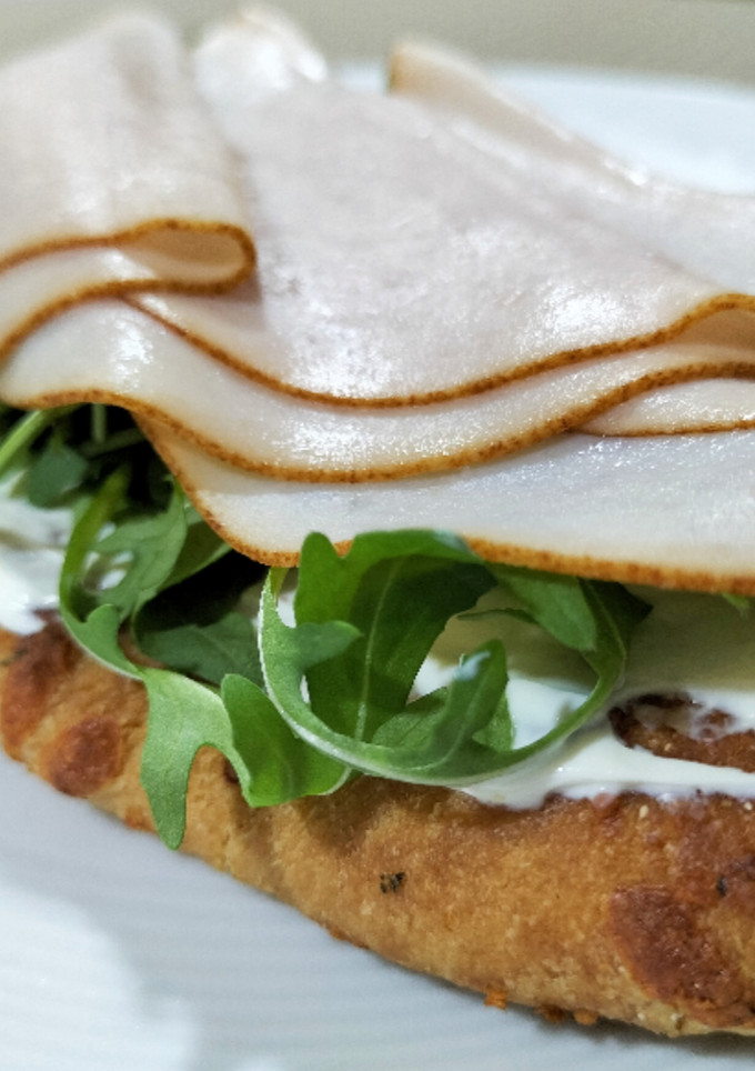Una foto de Tosta ligera de rúcula, Skyr y pavo
