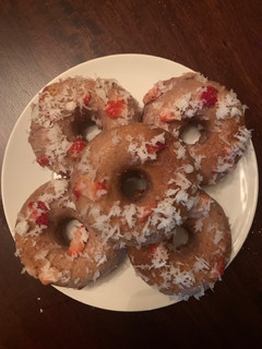 Una foto de Donuts horneados de fresa y coco
