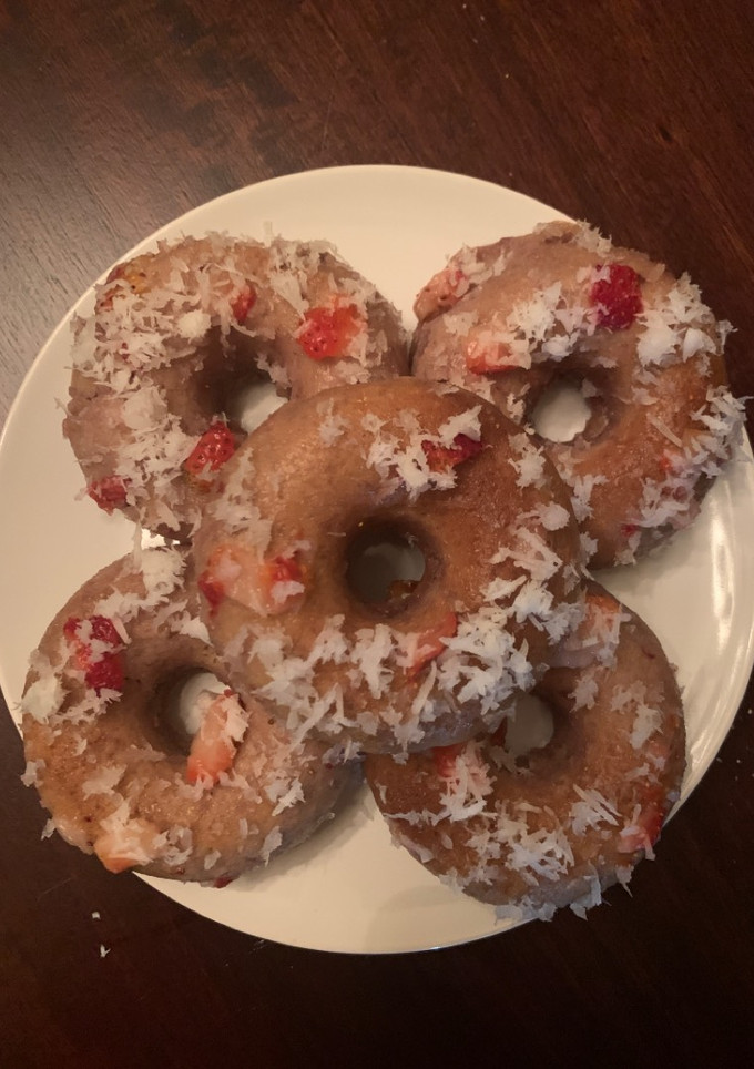 Una foto de Donuts horneados de fresa y coco