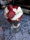 Postre en copa de crema doble y frutillas