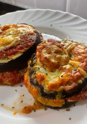 Una foto de Berenjenas con queso y tomate