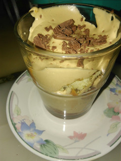 Una foto de Postre express en vaso con crema de café☕🍧