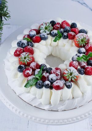 Una foto de Pavlova con frutos rojos