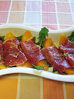 Una foto de Mango envuelto en jamón curado
