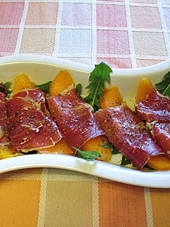 Una foto de Mango envuelto en jamón curado
