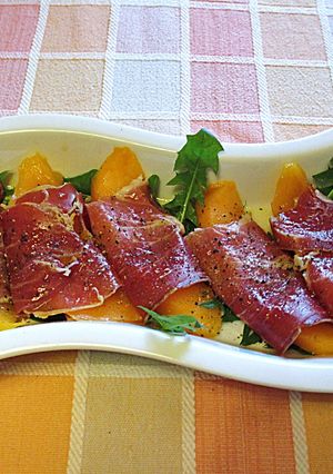 Una foto de Mango envuelto en jamón curado