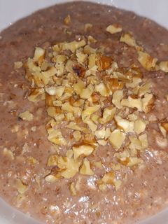 Una foto de Porridge de avena con nueces