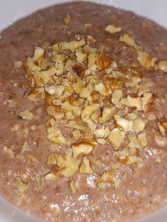 Una foto de Porridge de avena con nueces