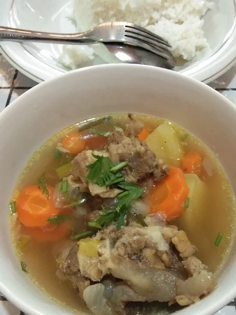 Cara Mudah Membikin Resep Sop Tulang Sapi Simple yang Lezat Anti Ribet, Uenak Banget