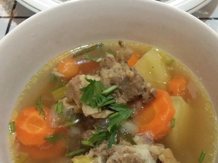 Cara Mudah Membikin Resep Sop Tulang Sapi Simple yang Lezat Anti Ribet, Uenak Banget