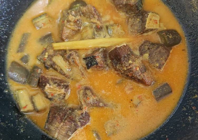 Bagaimana mengolah Ikan pari gulai terong ungu yang nikmat