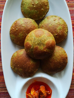 मटार मसाला पुरी (Matar Masala Puri Recipe In Marathi) रेसिपी चे मुख्य फोटो